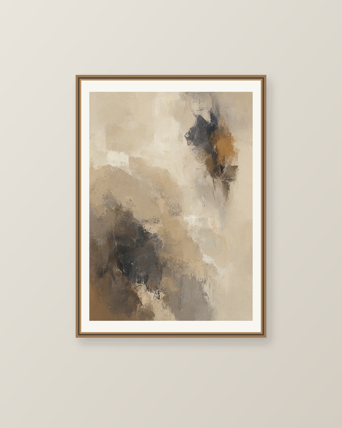 Abstrakt måleriskt motiv i ljus sandbeige, mjuk gråbeige, ljus linne. Ett fylligt, oregelbundet färgfält får tyngd av skrapade lager och bryts av ljusare öppningar. Illustrerad inramningsvy. Ram ingår inte.