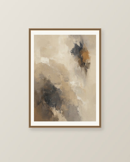 Abstrakt måleriskt motiv i ljus sandbeige, mjuk gråbeige, ljus linne. Ett fylligt, oregelbundet färgfält får tyngd av skrapade lager och bryts av ljusare öppningar. Illustrerad inramningsvy. Ram ingår inte.