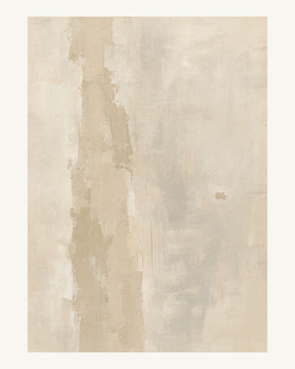 Abstrakt måleriskt motiv i ljus sandbeige, mjuk gråbeige, ljus linne. Ett brutet lodrätt färgstråk möter tunna utsuddade slöjor och en liten förskjuten accent. 40 × 50 cm.