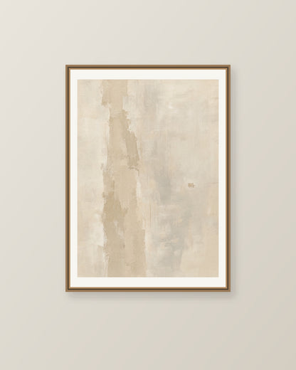 Abstrakt måleriskt motiv i ljus sandbeige, mjuk gråbeige, ljus linne. Ett brutet lodrätt färgstråk möter tunna utsuddade slöjor och en liten förskjuten accent. Illustrerad inramningsvy. Ram ingår inte.