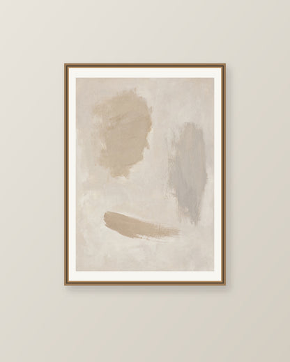 Abstrakt måleriskt motiv i ljus sandbeige, mjuk gråbeige, ljus linne. Fristående färgavtryck i olika storlek lämnar generösa mellanrum och låter papprets ljusa yta bära bilden. Illustrerad inramningsvy. Ram ingår inte.