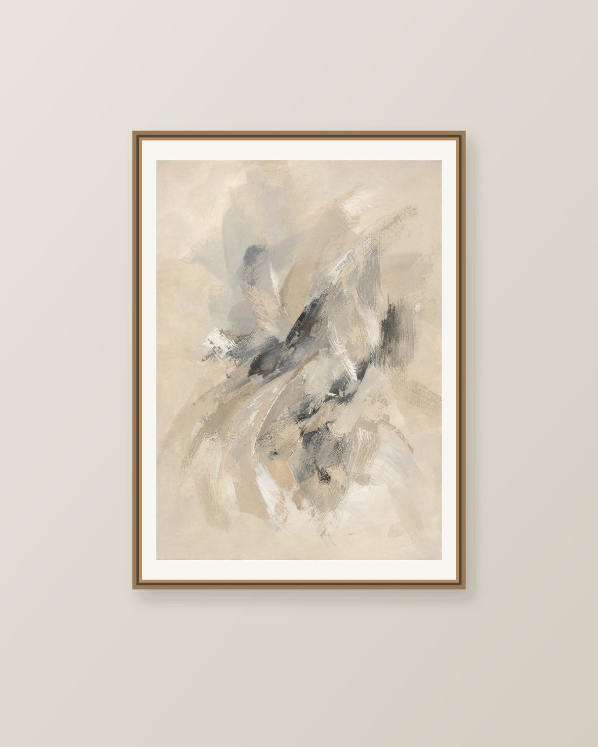 Abstrakt måleriskt motiv i ljus sandbeige, mjuk gråbeige, ljus linne. Korta, torra penseldrag möter en bredare rörelse i en färgrik mittpunkt med luft runt omkring. Illustrerad inramningsvy. Ram ingår inte.