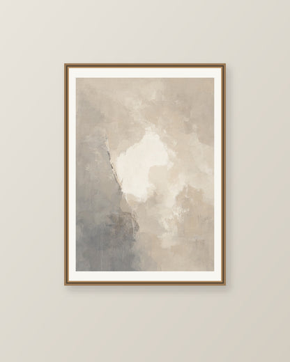 Abstrakt måleriskt motiv i ljus sandbeige, mjuk gråbeige, ljus linne. Mjuka färgfält löser upp sig kring ett ljust mellanrum, med diskreta skrapningar som ger ytan liv. Illustrerad inramningsvy. Ram ingår inte.