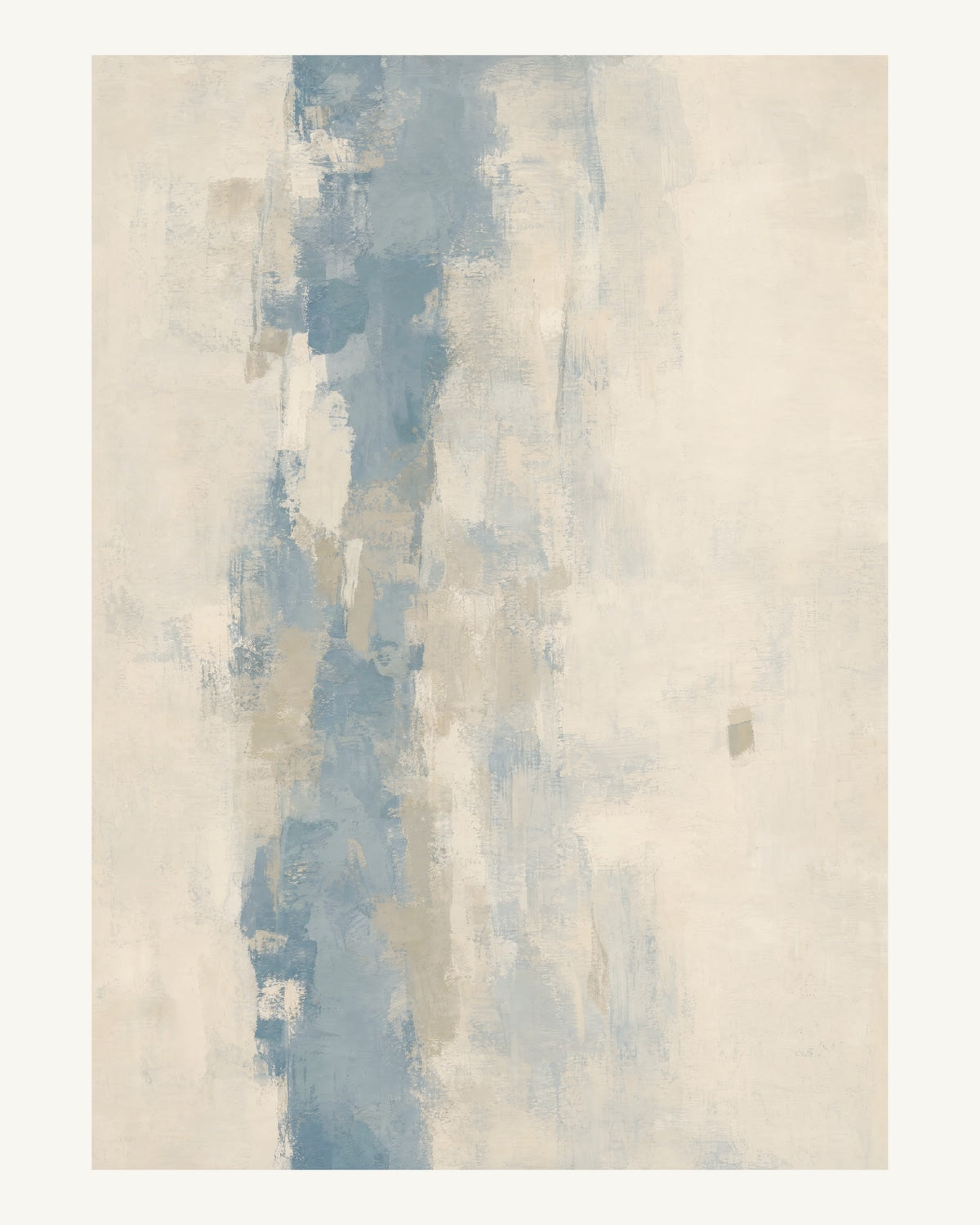 Abstrakt måleriskt motiv i ljus varm kräm, dämpad dimblå, varm gråbeige. Ett brutet lodrätt färgstråk möter tunna utsuddade slöjor och en liten förskjuten accent. 40 × 50 cm.