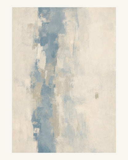 Abstrakt måleriskt motiv i ljus varm kräm, dämpad dimblå, varm gråbeige. Ett brutet lodrätt färgstråk möter tunna utsuddade slöjor och en liten förskjuten accent. 40 × 50 cm.