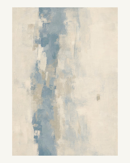Abstrakt måleriskt motiv i ljus varm kräm, dämpad dimblå, varm gråbeige. Ett brutet lodrätt färgstråk möter tunna utsuddade slöjor och en liten förskjuten accent. 40 × 50 cm.