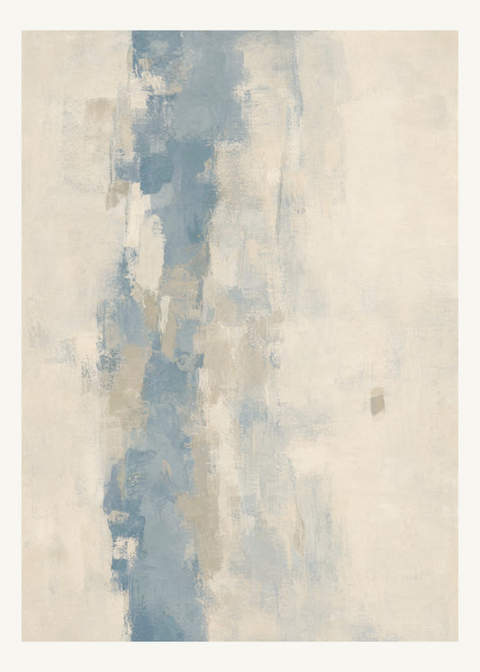 Abstrakt måleriskt motiv i ljus varm kräm, dämpad dimblå, varm gråbeige. Ett brutet lodrätt färgstråk möter tunna utsuddade slöjor och en liten förskjuten accent. 50 × 70 cm.