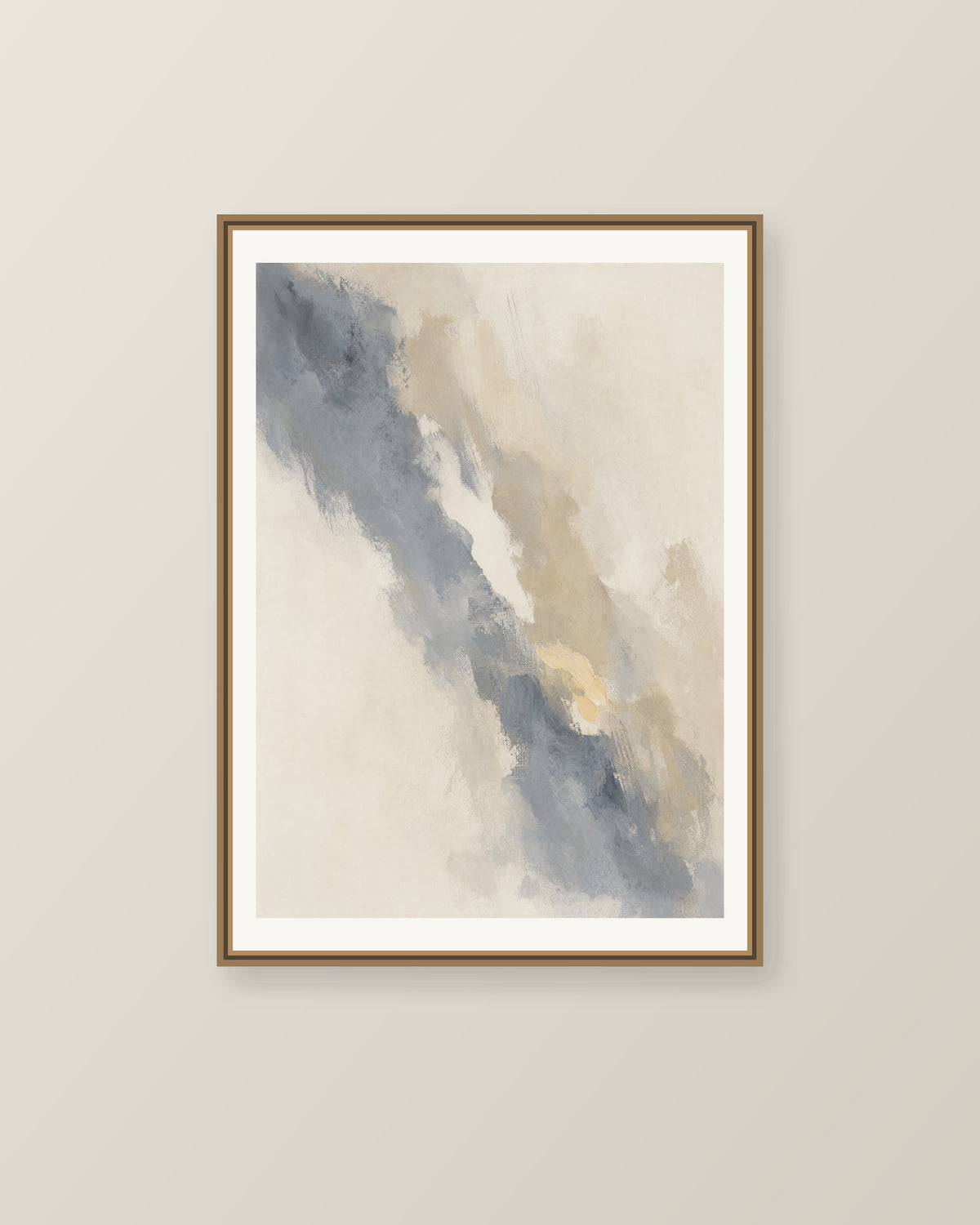 Abstrakt måleriskt motiv i varm vit, mjuk skiffergrå, sandbeige, blek vaniljgul. Tunna färgslöjor glider diagonalt över ljusa partier, med ett tätare färgavtryck som motvikt. Illustrerad inramningsvy. Ram ingår inte.