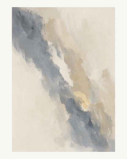 Abstrakt måleriskt motiv i varm vit, mjuk skiffergrå, sandbeige, blek vaniljgul. Tunna färgslöjor glider diagonalt över ljusa partier, med ett tätare färgavtryck som motvikt. 40 × 50 cm.