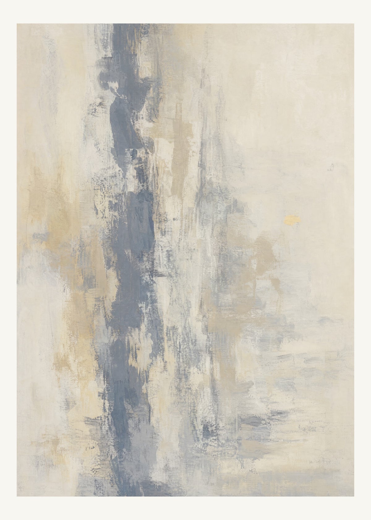 Abstrakt måleriskt motiv i varm vit, mjuk skiffergrå, sandbeige, blek vaniljgul. Ett brutet lodrätt färgstråk möter tunna utsuddade slöjor och en liten förskjuten accent. 50 × 70 cm.