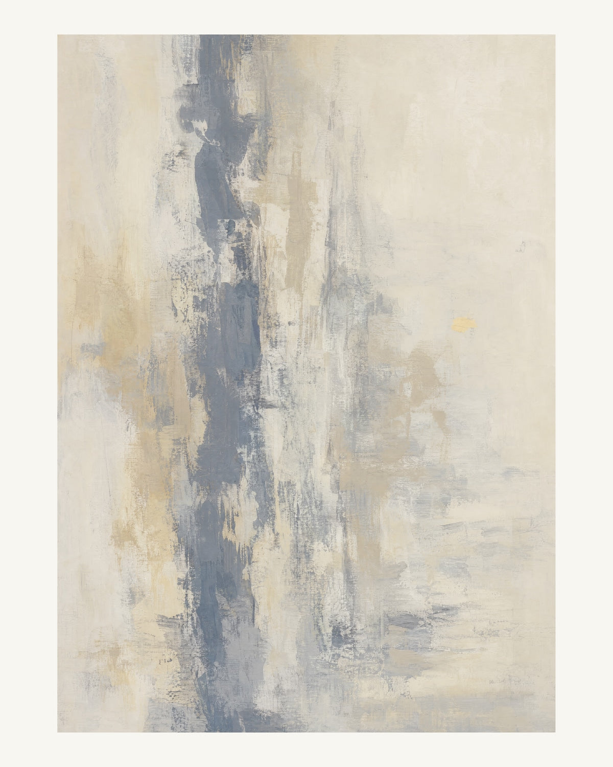Abstrakt måleriskt motiv i varm vit, mjuk skiffergrå, sandbeige, blek vaniljgul. Ett brutet lodrätt färgstråk möter tunna utsuddade slöjor och en liten förskjuten accent. 40 × 50 cm.