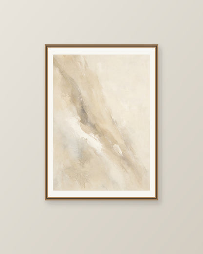 Abstrakt måleriskt motiv i elfenbensbeige, varm pärlvit. Tunna färgslöjor glider diagonalt över ljusa partier, med ett tätare färgavtryck som motvikt. Illustrerad inramningsvy. Ram ingår inte.