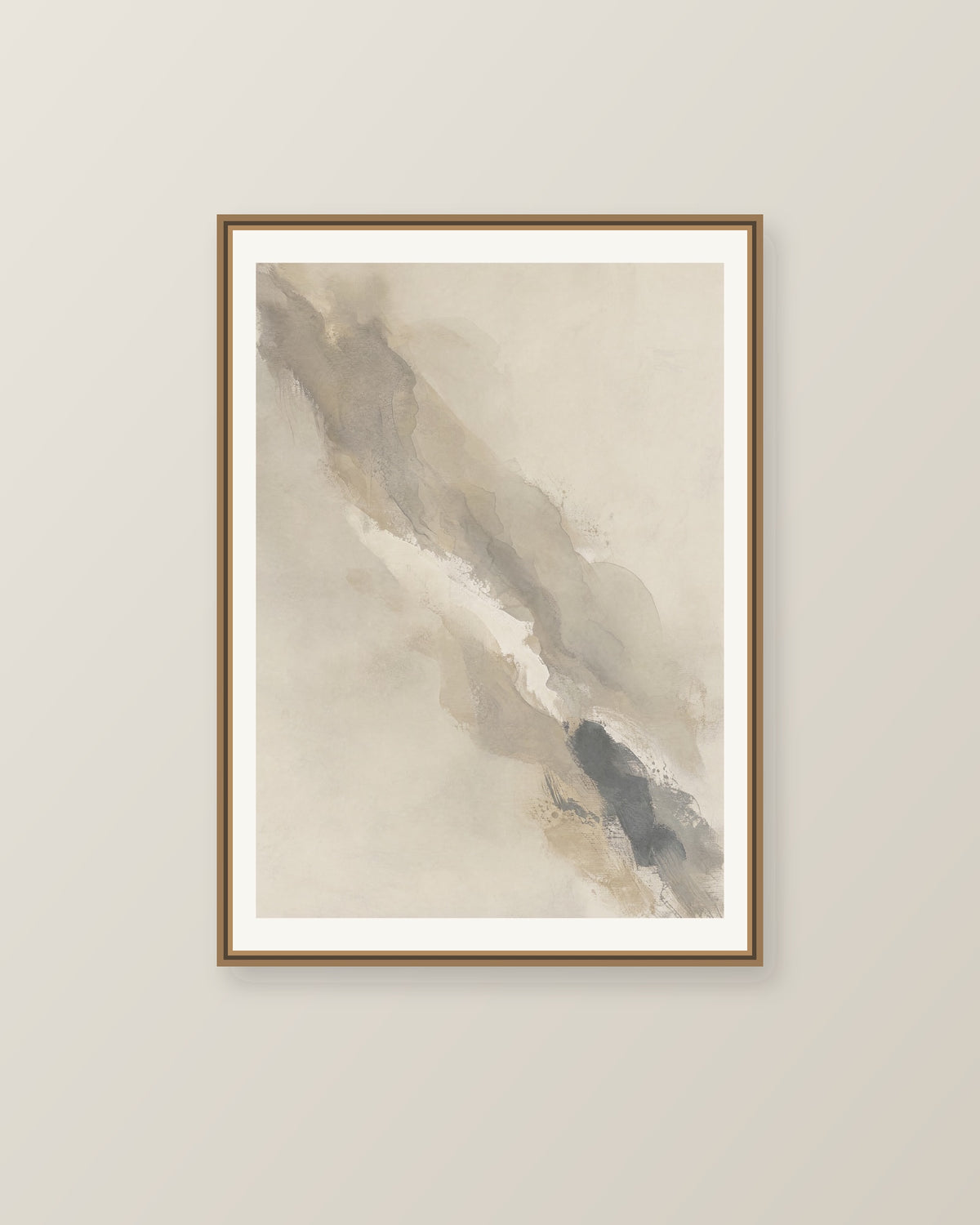 Abstrakt måleriskt motiv i varm taupegrå, ljus gilver/beige, kolgrå. Tunna färgslöjor glider diagonalt över ljusa partier, med ett tätare färgavtryck som motvikt. Illustrerad inramningsvy. Ram ingår inte.