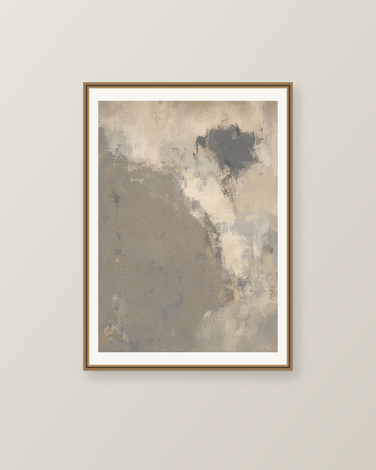 Abstrakt måleriskt motiv i varm taupegrå, ljus gilver/beige, kolgrå. Ett fylligt, oregelbundet färgfält får tyngd av skrapade lager och bryts av ljusare öppningar. Illustrerad inramningsvy. Ram ingår inte.