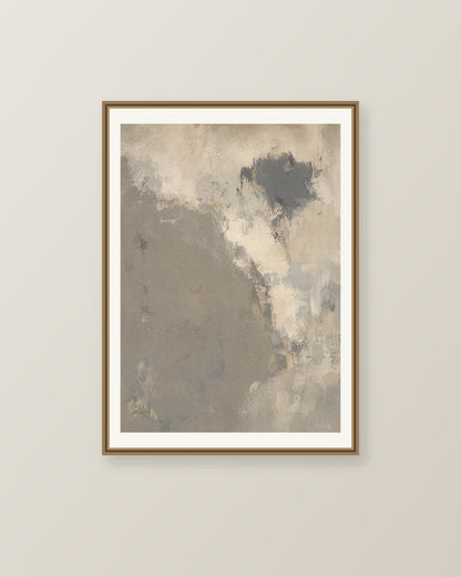 Abstrakt måleriskt motiv i varm taupegrå, ljus gilver/beige, kolgrå. Ett fylligt, oregelbundet färgfält får tyngd av skrapade lager och bryts av ljusare öppningar. Illustrerad inramningsvy. Ram ingår inte.