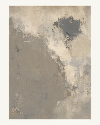 Abstrakt måleriskt motiv i varm taupegrå, ljus gilver/beige, kolgrå. Ett fylligt, oregelbundet färgfält får tyngd av skrapade lager och bryts av ljusare öppningar. 40 × 50 cm.