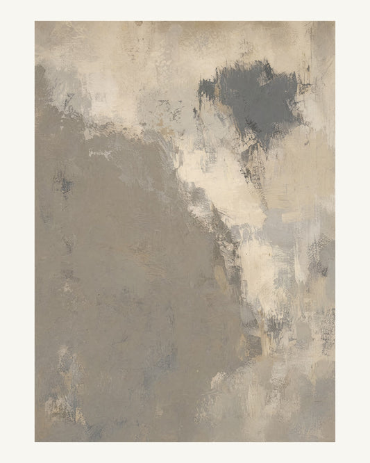 Abstrakt måleriskt motiv i varm taupegrå, ljus gilver/beige, kolgrå. Ett fylligt, oregelbundet färgfält får tyngd av skrapade lager och bryts av ljusare öppningar. 40 × 50 cm.