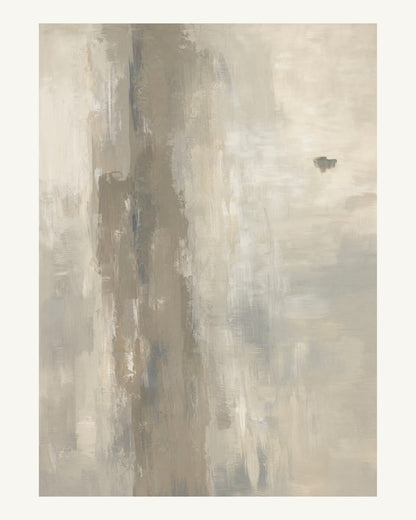 Abstrakt måleriskt motiv i varm taupegrå, ljus gilver/beige, kolgrå. Ett brutet lodrätt färgstråk möter tunna utsuddade slöjor och en liten förskjuten accent. 40 × 50 cm.