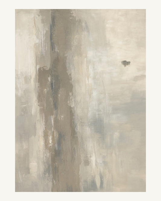 Abstrakt måleriskt motiv i varm taupegrå, ljus gilver/beige, kolgrå. Ett brutet lodrätt färgstråk möter tunna utsuddade slöjor och en liten förskjuten accent. 40 × 50 cm.