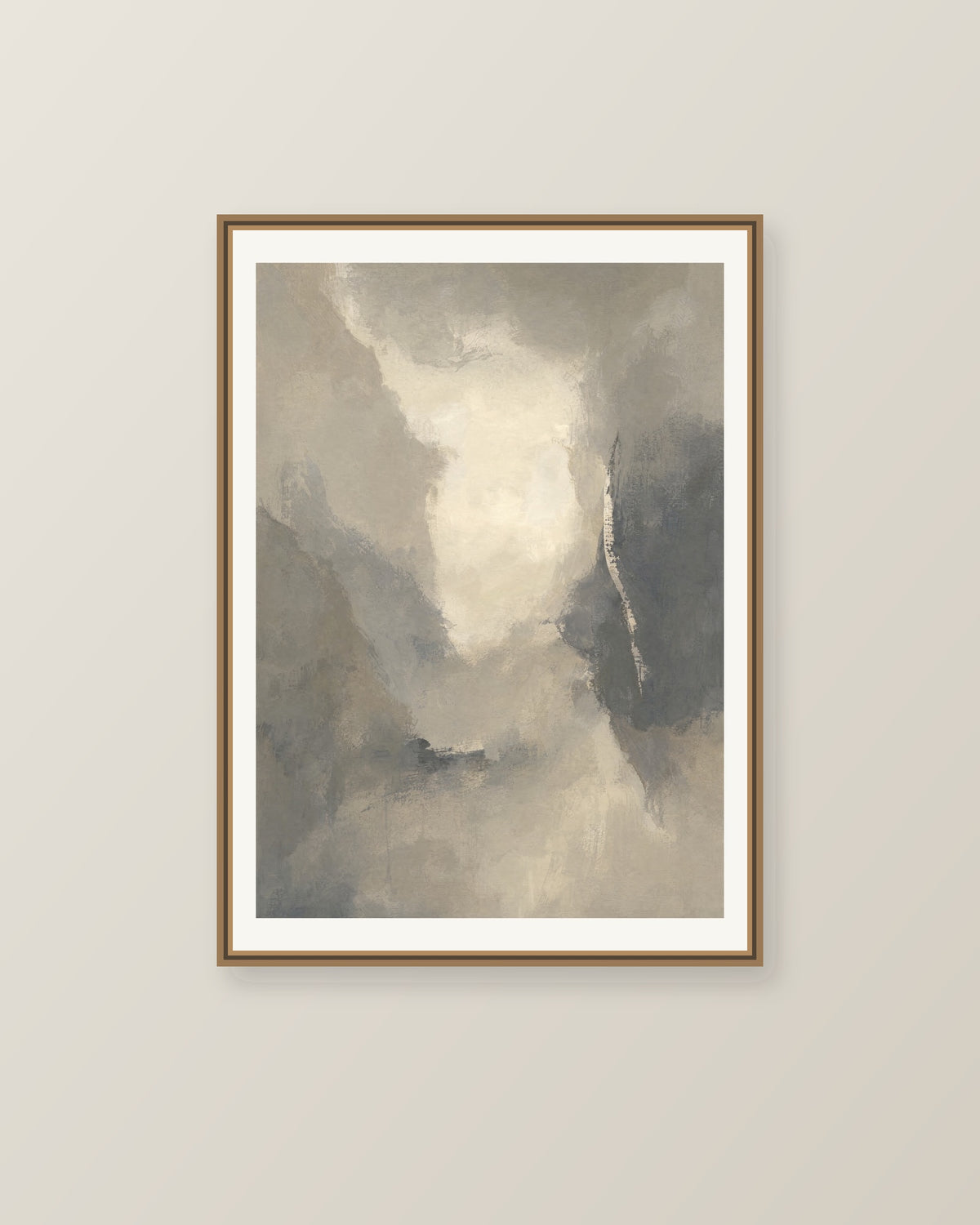 Abstrakt måleriskt motiv i varm taupegrå, ljus gilver/beige, kolgrå. Mjuka färgfält löser upp sig kring ett ljust mellanrum, med diskreta skrapningar som ger ytan liv. Illustrerad inramningsvy. Ram ingår inte.