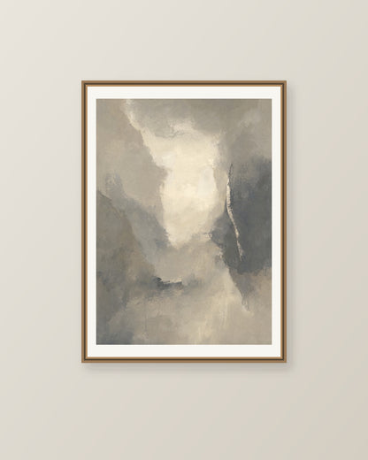 Abstrakt måleriskt motiv i varm taupegrå, ljus gilver/beige, kolgrå. Mjuka färgfält löser upp sig kring ett ljust mellanrum, med diskreta skrapningar som ger ytan liv. Illustrerad inramningsvy. Ram ingår inte.
