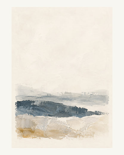Tre ojämna skikt i skiffergrått och kalkvitt vilar lågt i bilden. Format 40 × 50 cm med ljus marginal.