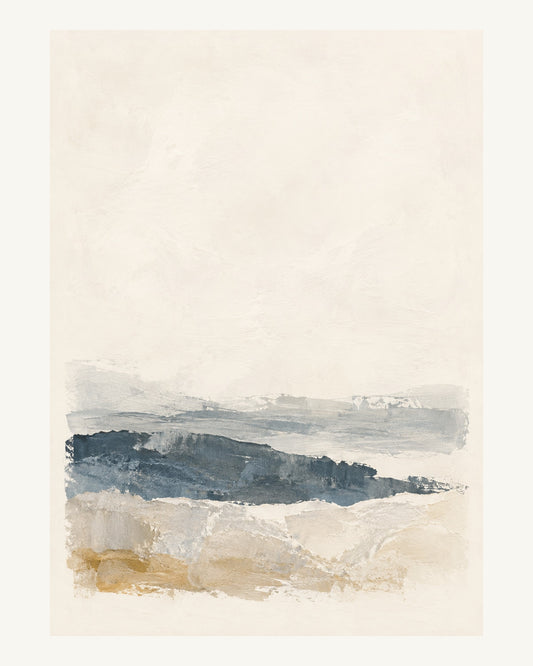 Tre ojämna skikt i skiffergrått och kalkvitt vilar lågt i bilden. Format 40 × 50 cm med ljus marginal.