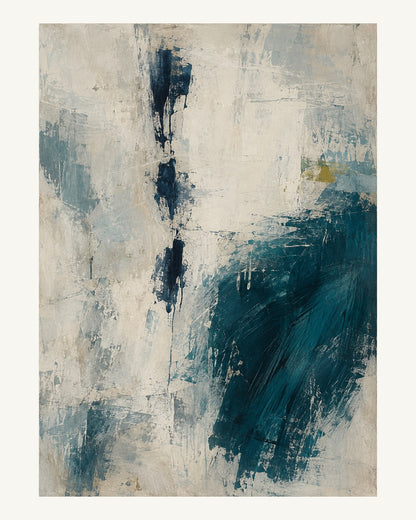 Borttorkade blå spår och ett brett tealfärgat penselavtryck ligger på en bearbetad ljus grund. Format 40 × 50 cm med ljus marginal.