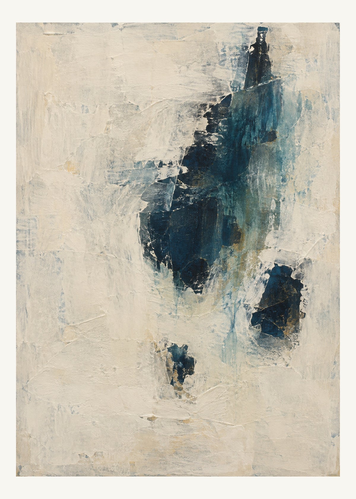 Tre ojämna skrapningar visar en djupblå undermålning genom ett tätt kritvitt lager.