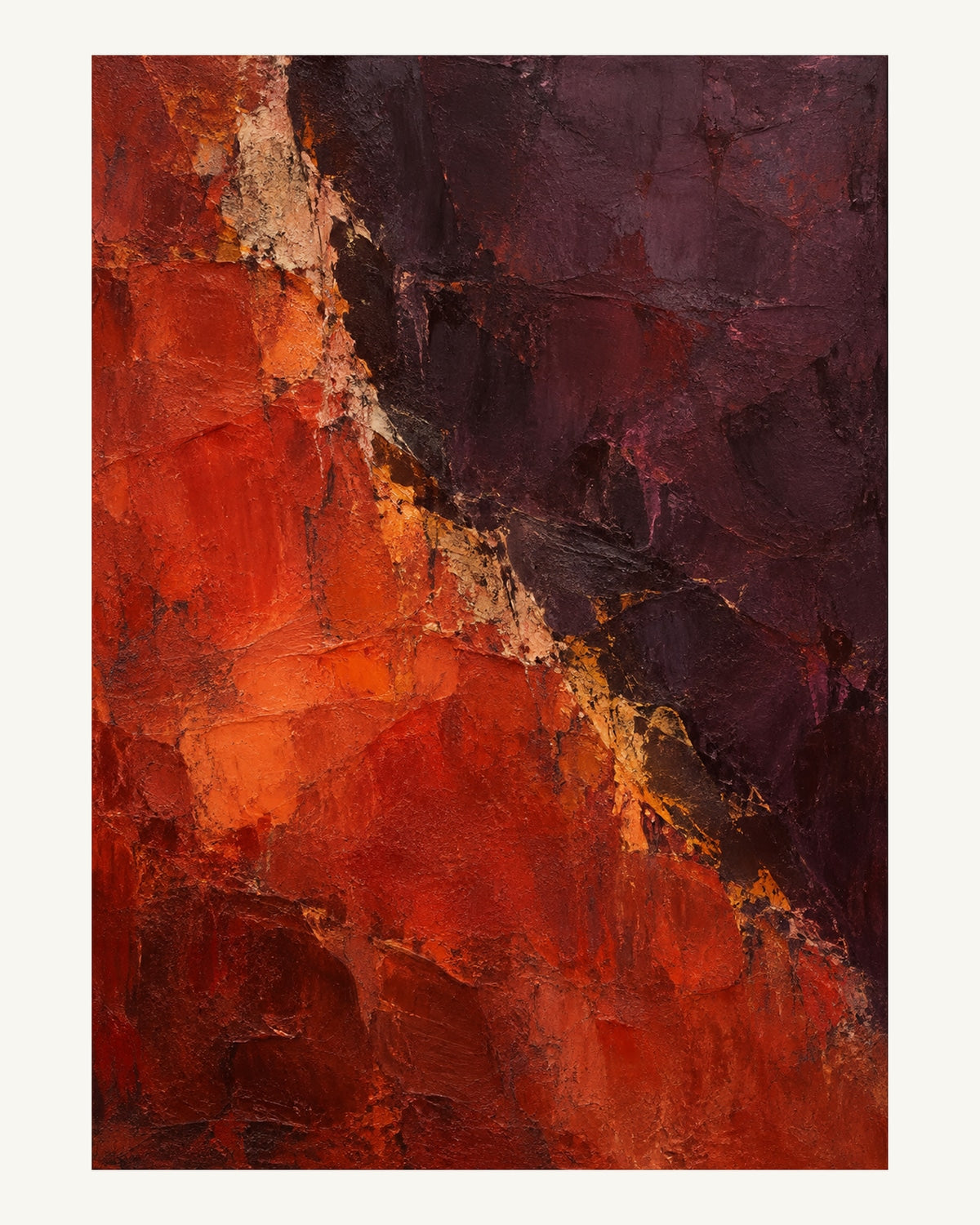 Röda och plommonfärgade lager möts längs en bruten skarv med kalkljusa skrapningar. Format 40 × 50 cm med ljus marginal.