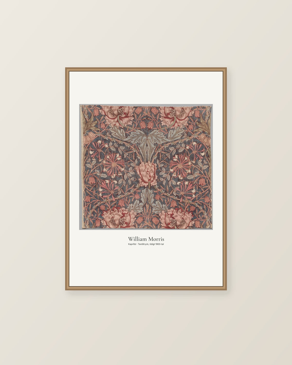 Kaprifol av William Morris. Konstposter med ljus marginal och diskret verktext. Illustrerad inramningsvy. Ram ingår inte.