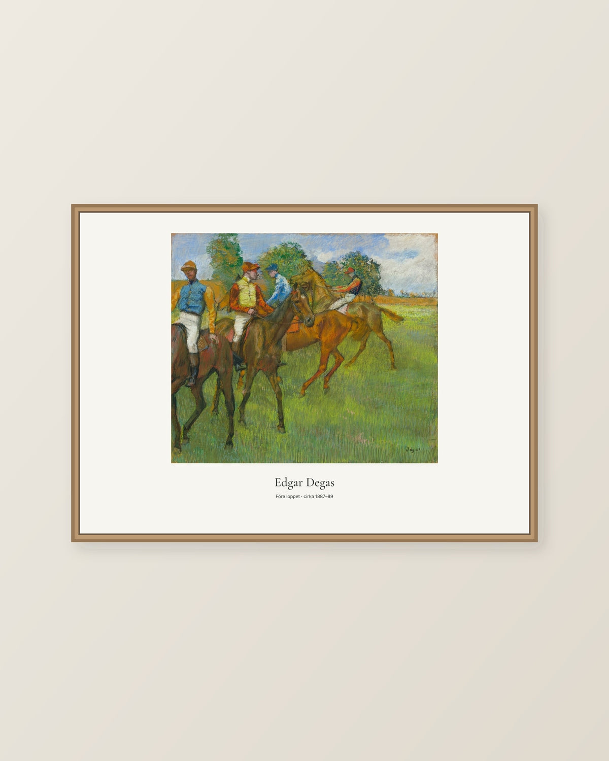 Före loppet av Edgar Degas. Konstposter med ljus marginal och diskret verktext. Illustrerad inramningsvy. Ram ingår inte.