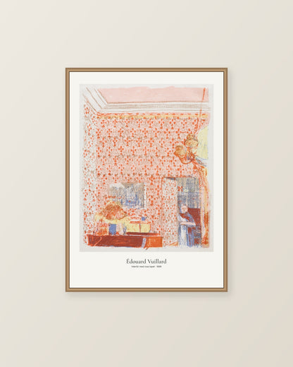 Interiör med rosa tapet av Édouard Vuillard. Konstposter med ljus marginal och diskret verktext. Illustrerad inramningsvy. Ram ingår inte.