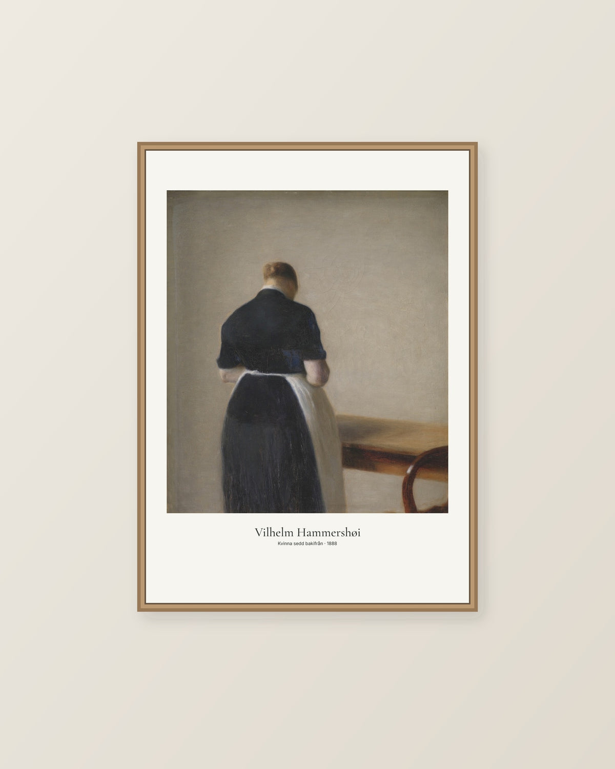 Kvinna sedd bakifrån av Vilhelm Hammershøi. Konstposter med ljus marginal och diskret verktext. Illustrerad inramningsvy. Ram ingår inte.