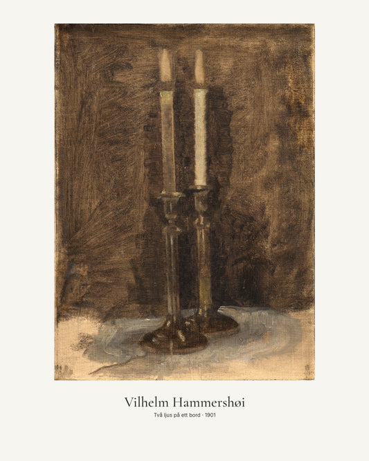 Två ljus på ett bord av Vilhelm Hammershøi. Konstposter med ljus marginal och diskret verktext. 40 × 50 cm.