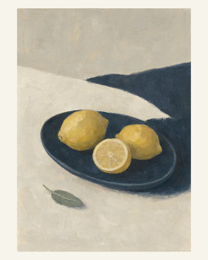 Gula citroner och en citronhalva i ett mörkblått fat på en ljus yta, målade med synliga penseldrag. 40 × 50 cm.
