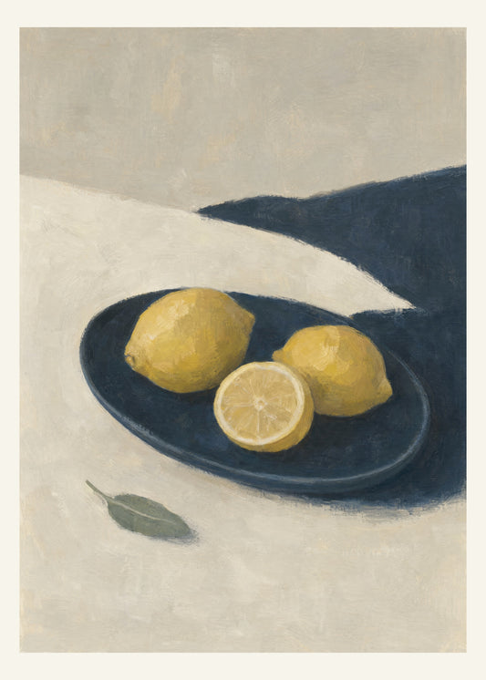 Gula citroner och en citronhalva i ett mörkblått fat på en ljus yta, målade med synliga penseldrag. 50 × 70 cm.