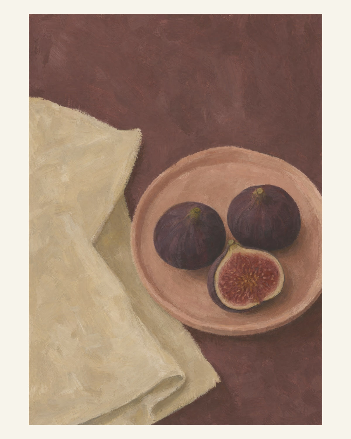 Fikon med vinröda snittytor på ett lerrosa fat mot beige linne och dämpat vinrött. 40 × 50 cm.
