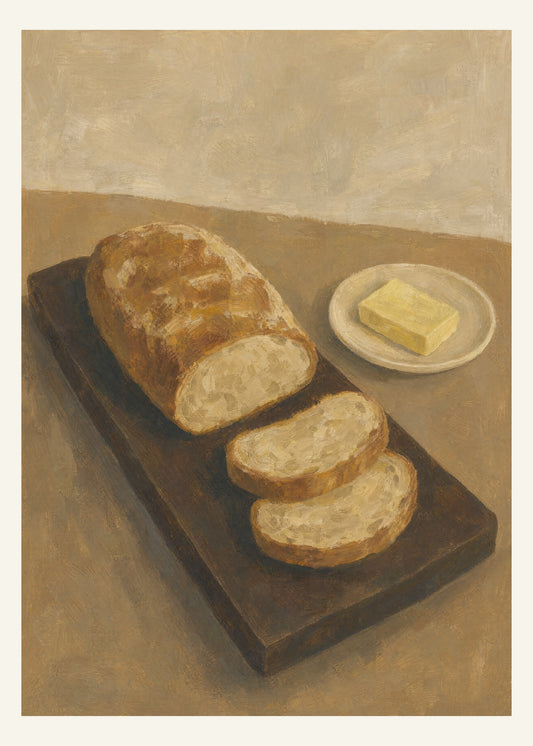 Ett bröd med två skivor på en mörk skärbräda, med smör på en liten ljus assiett och varm beige bakgrund. 50 × 70 cm.