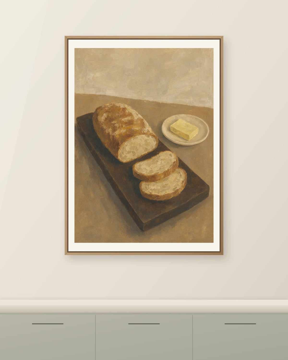 Ett bröd med två skivor på en mörk skärbräda, med smör på en liten ljus assiett och varm beige bakgrund. Illustrerad inramningsvy. Ram ingår inte.