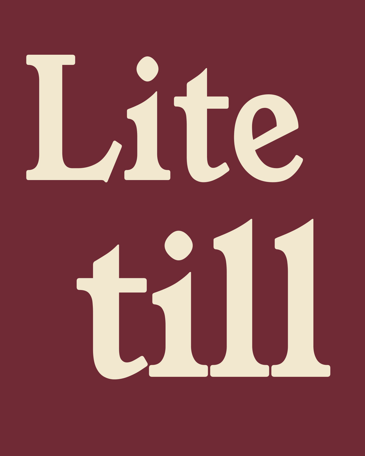 Lite till. Två tätt komponerade ord med breda, mjuka serifer. Krämfärgade bokstäver ger den oxblodsröda ytan ett varmt uttryck. Format 40 × 50 cm.