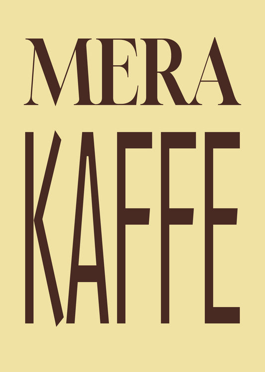 Mera kaffe. En bred serifrad möter höga, smala versaler. Chokladbrun typografi på smörgul botten ger kaffehälsningen en tydlig grafisk rytm. Format 50 × 70 cm.