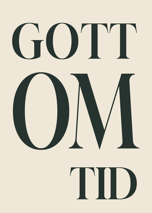 Gott om tid. Ett överdimensionerat OM binder ihop tre ord i djup, grönsvart serif. Ljus varm botten och stora öppna bokstavsrum. Format 50 × 70 cm.